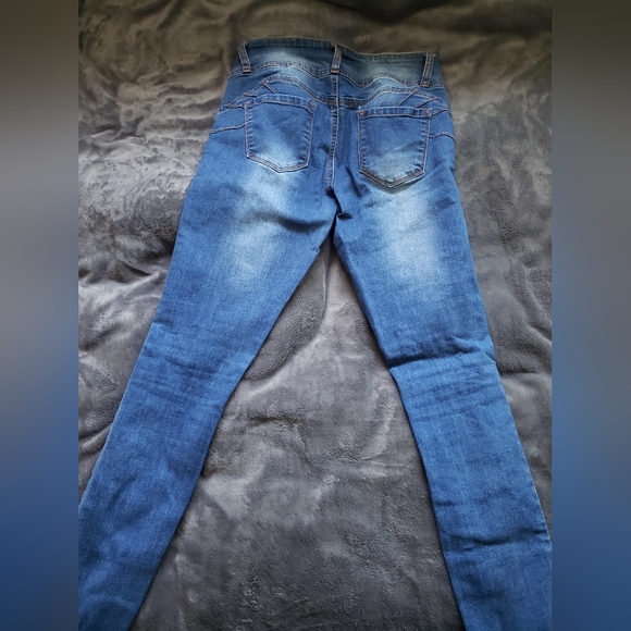 Distressed jeans - Picture 2 of 4